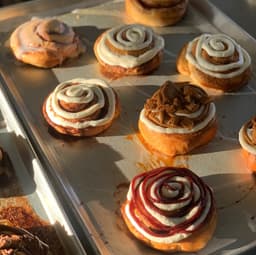 Rol Brioche de Queso Crema & Lotus Biscoff